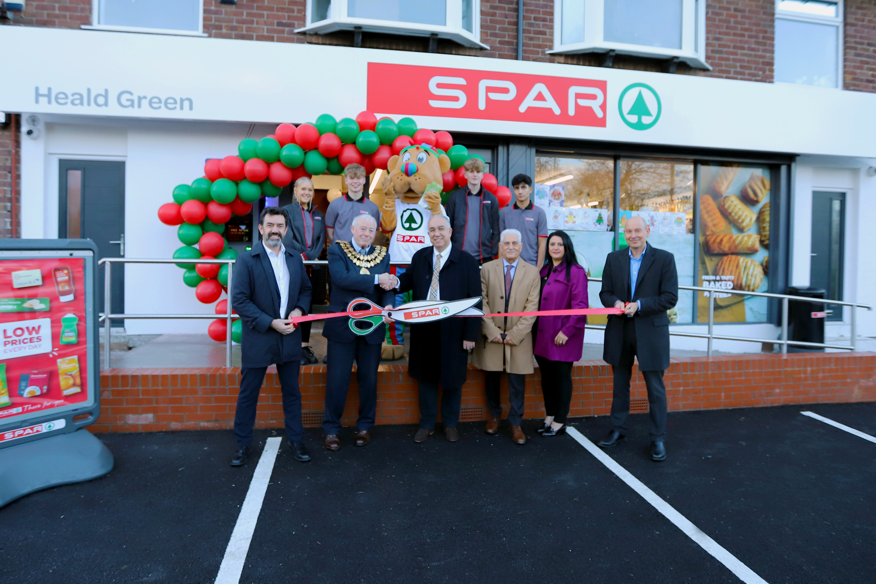 New independent Dr Hamid Hashemi launches SPAR store in Heald Green