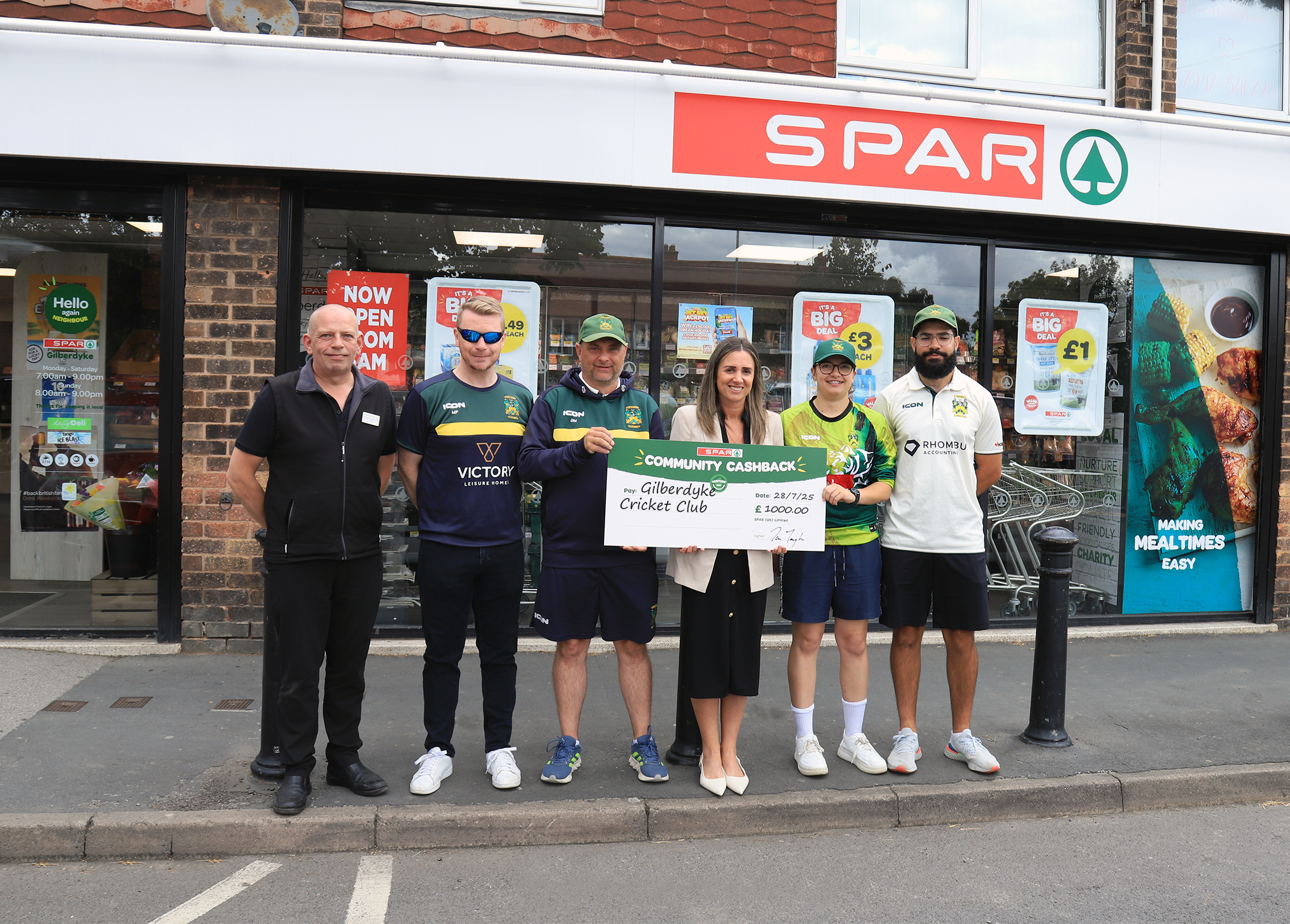 SPAR Community Cashback Gilberdyke Cricket Club Laura Swales, Head of Property and Acquisitions at Jos. Richardson & Son Ltd, owner of SPAR Gilberdyke, met playing members of Gilberdyke Cricket Club for the SPAR Community Cashback cheque presentation.